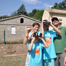 Nens disfrutant de les colònies en família